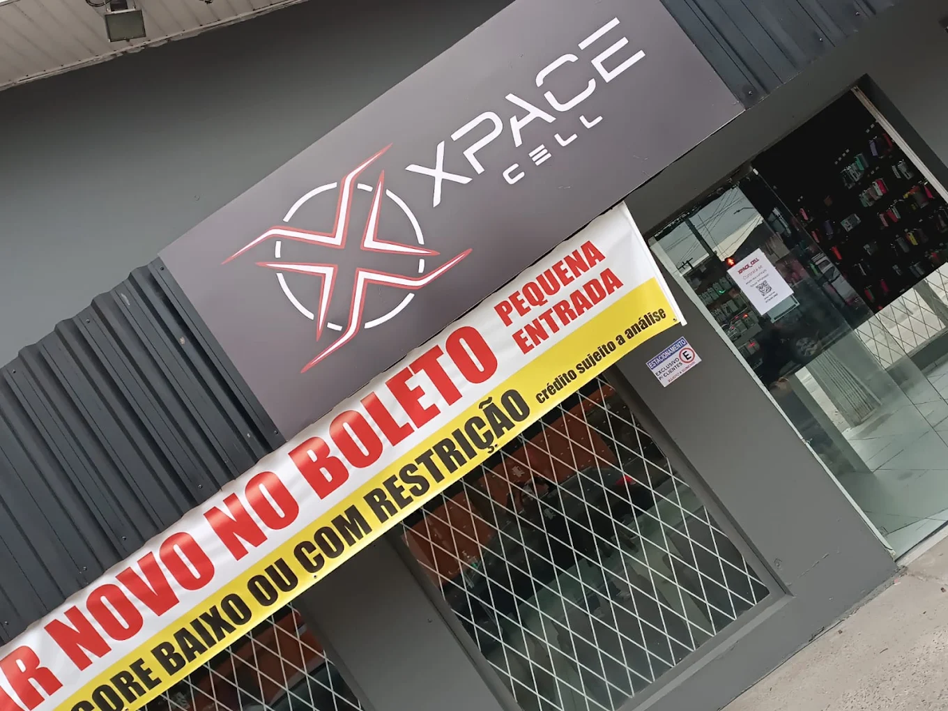 Interior da loja Xpace Cell no bairro Fátima — Joinville